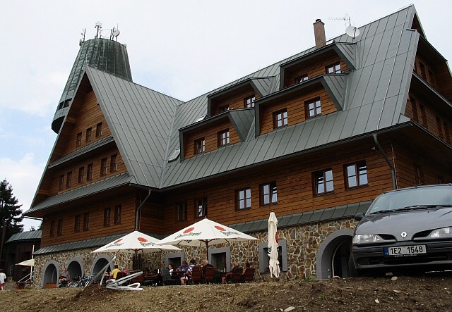 04_Pohled na celou Kramarovu chatu.jpg
